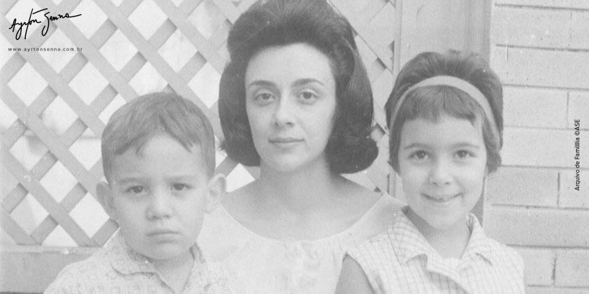 Ayrton com sua mãe e irmã Viviane em 1964