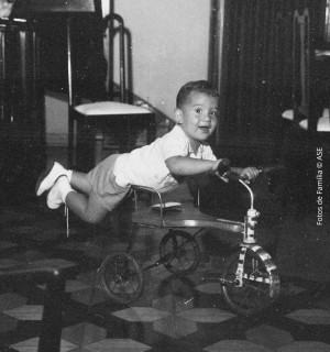 Desde muito pequeno Ayrton gostava de brincar com o triciclo, mas não da maneira convencional.